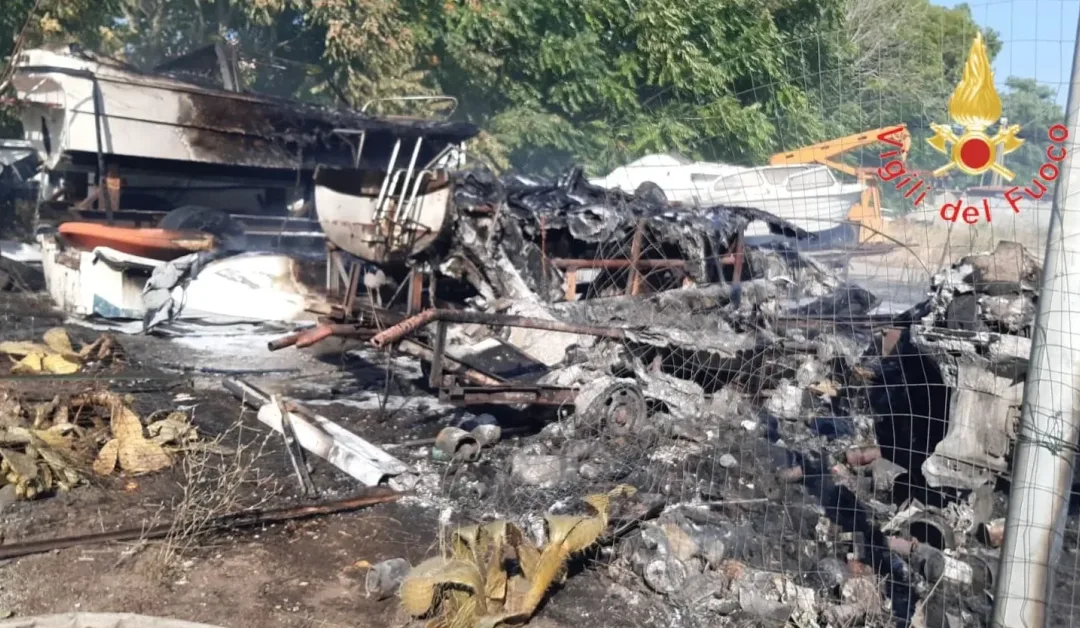 Incendio al quartiere marinaro di Catanzaro, imbarcazioni distrutte