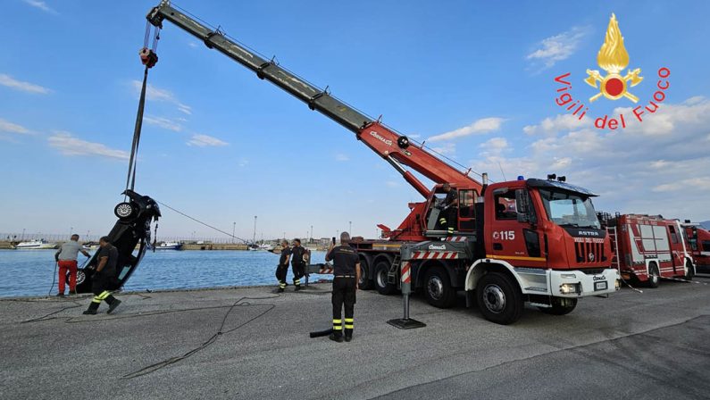 Tragedia a Corigliano Rossano, auto precipita in mare, morta una persona