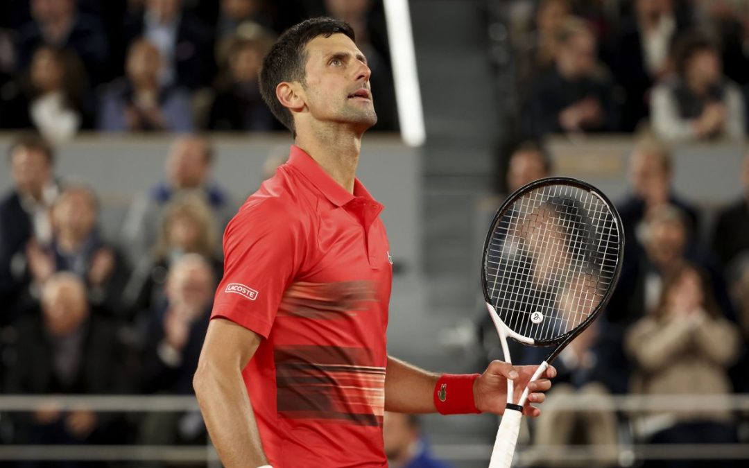 Djokovic va sotto poi rimonta agli Us Open, Rybakina fuori