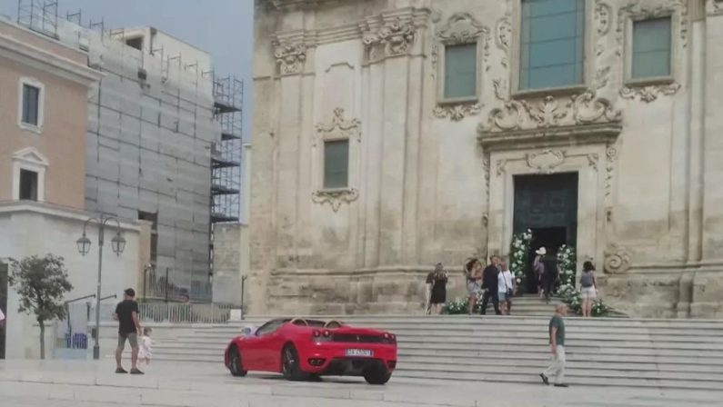 Matera, tutti furiosi per la Ferrari davanti alla chiesa