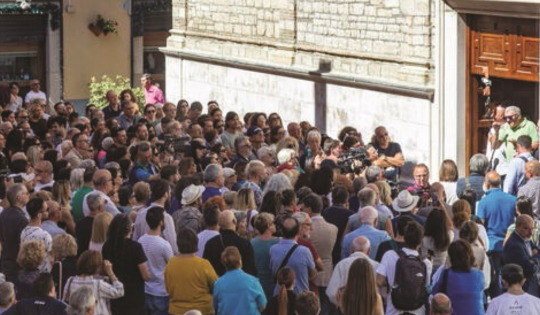 Le persone alla manifestazione in ricordo di Elisa, davanti alla chiesa della Trinità