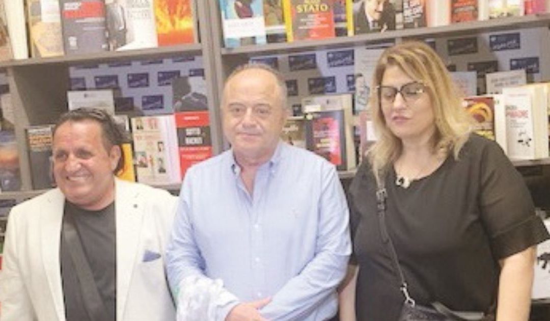 Il procuratore Gratteri con i genitori di Dodò accanto alla biblioteca della legalità