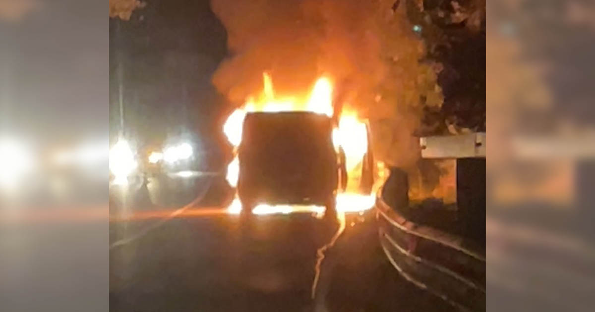 Cassano: in fiamme furgone con lavoratori a bordo, nessuno ferito