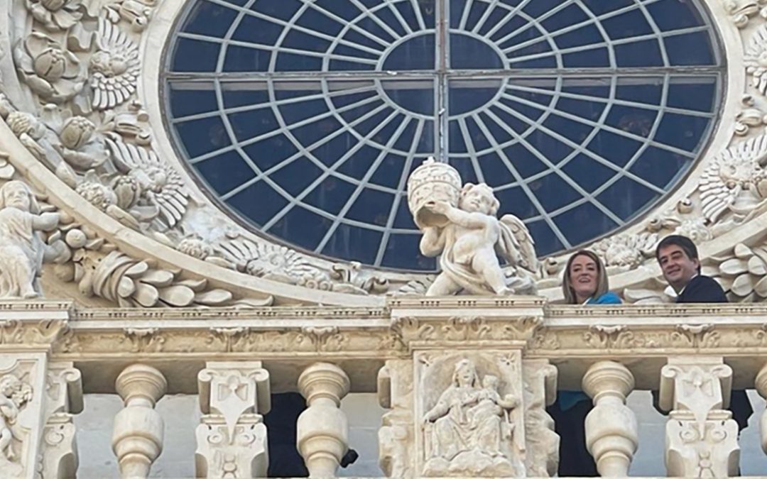 Roberta Metsola con Raffaele Fitto alla Basilica di Santa Croce di Lecce