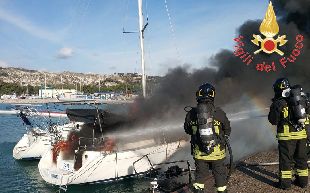 L'incendio al porto di Roccella