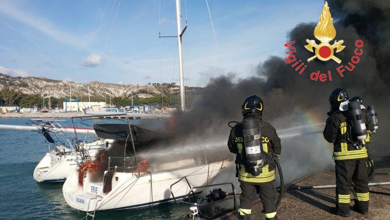 In fiamme due barche a vela al porto di Roccella