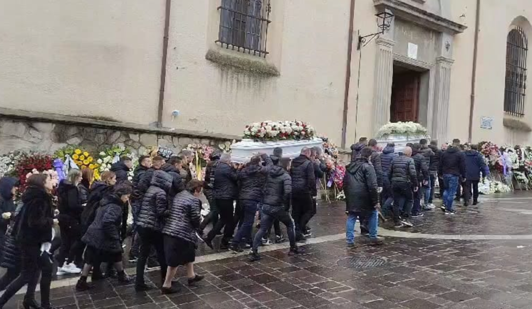 L'arrivo delle salme in chiesa