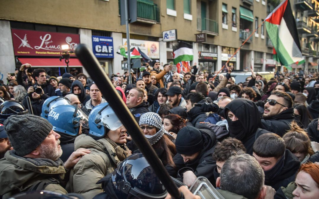 La polizia fronteggia il corteo di Milano pro palestinesi