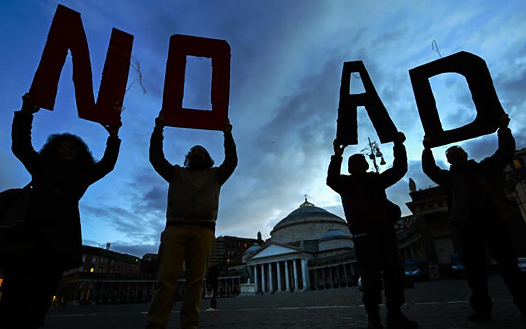 La manifestazione in piazza del Plebiscito a Napoli contro l'autonomia differenziata