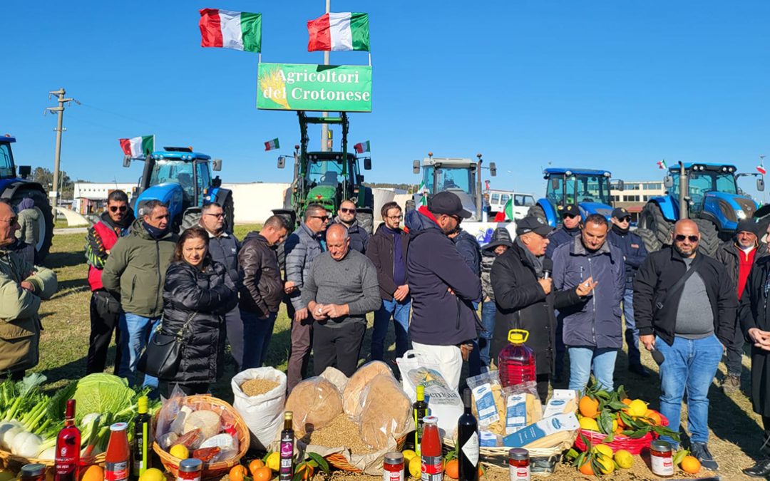 Monsignor Panzetta, col microfono, al presidio degli agricoltori