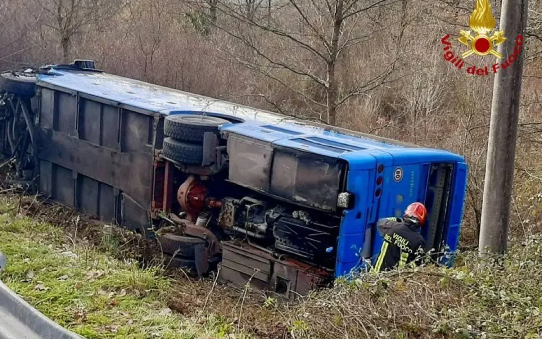 Pullman finisce fuori strada nel potentino, nessun ferito grave