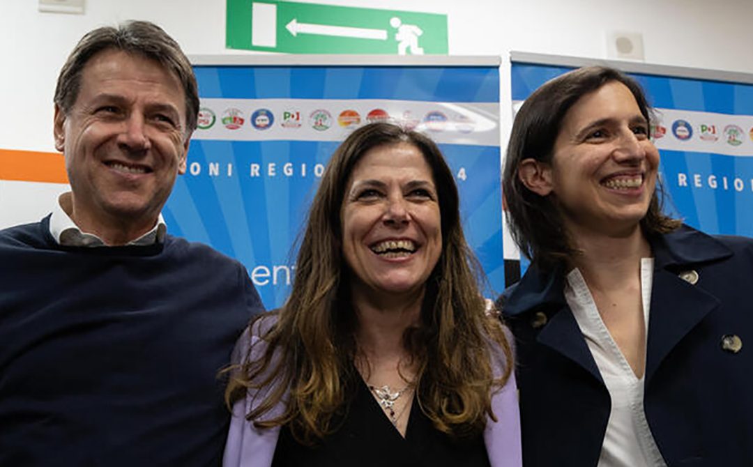 Giuseppe Conte, Alessandra Todde ed Elly Schlein sorridenti dopo la vittoria in Sardegna