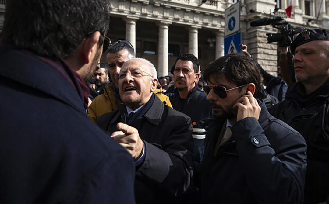 De Luca guida la protesta in piazza contro il Governo