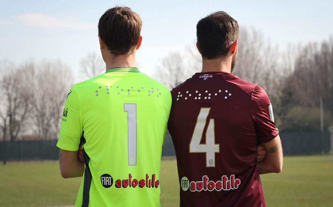 I giocatori della Reggiana con la maglia in codice Braille