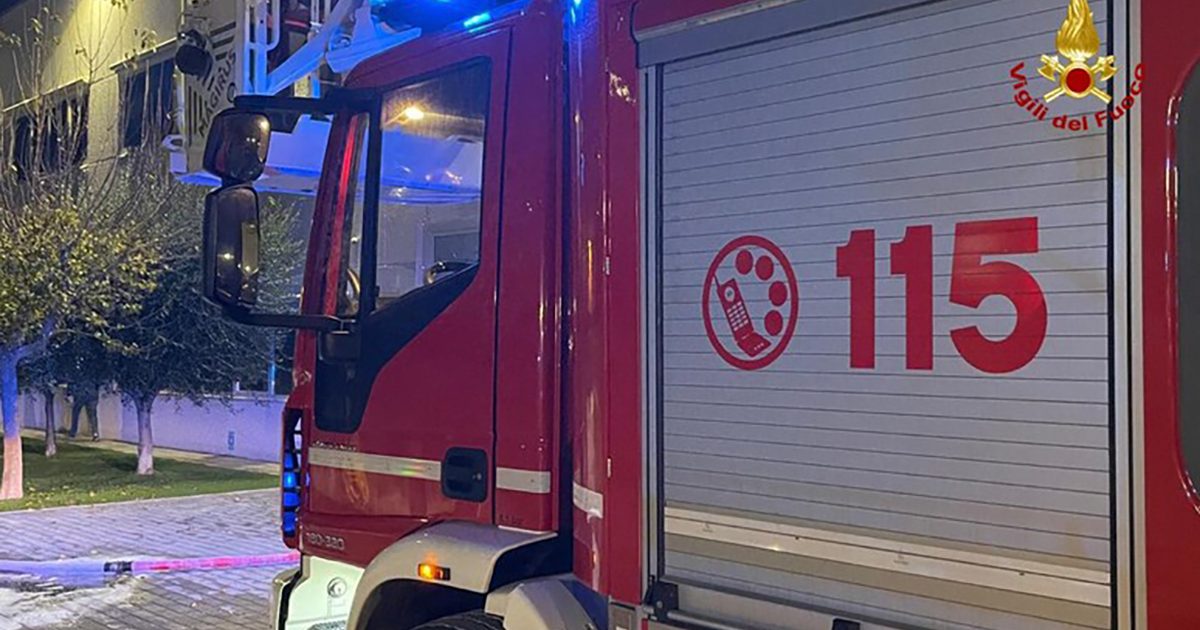 Salento, tre incendi in una notte. Salvata una coppia di anziani