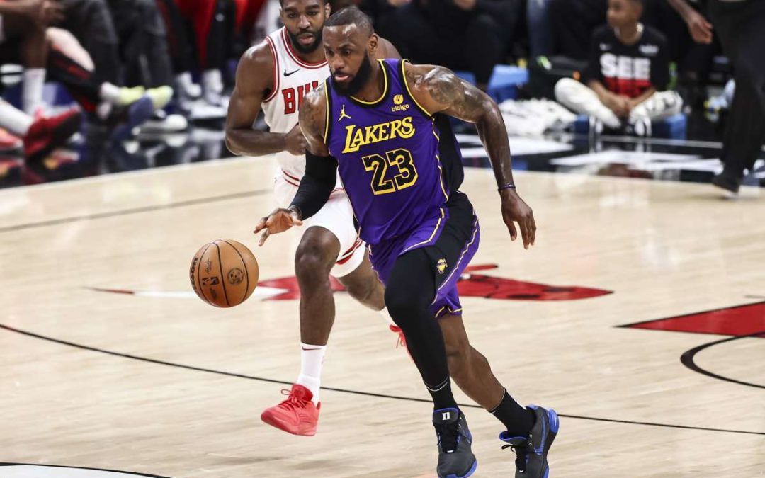 I Lakers travolgono Atlanta, Golden State al tappeto