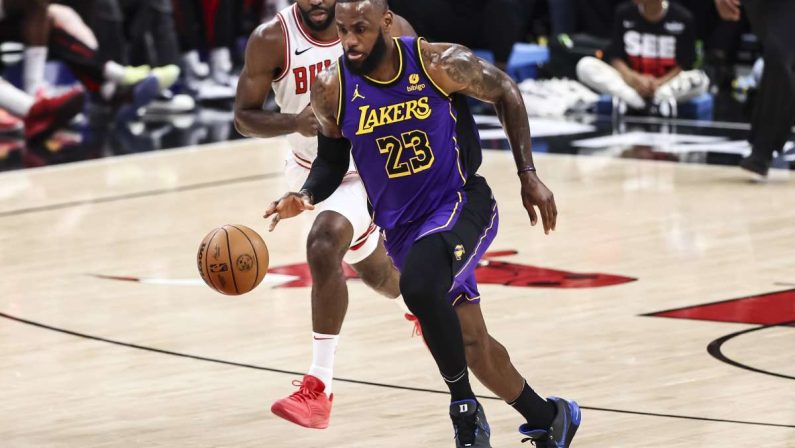 I Lakers travolgono Atlanta, Golden State al tappeto