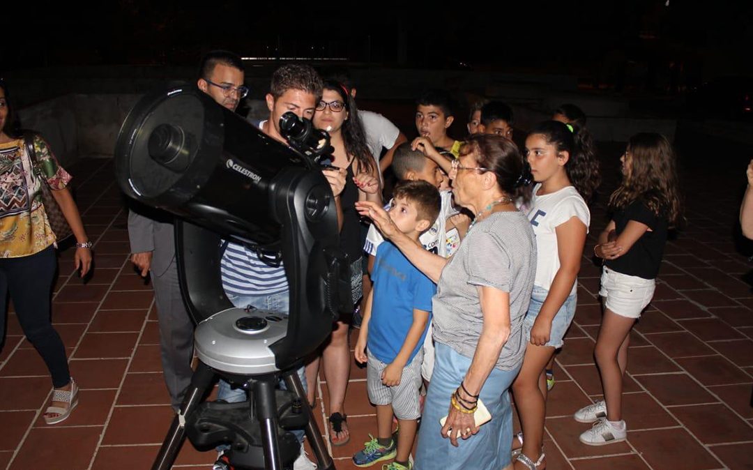 Angela Misiano con gli studenti in visita al Planetario