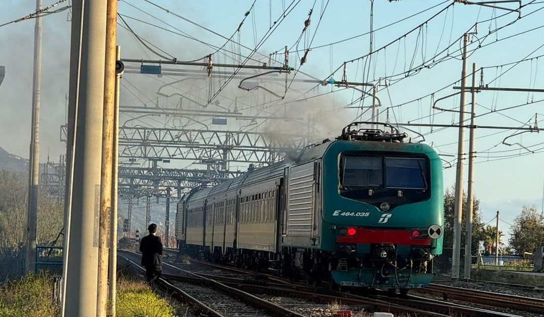 VIDEO – Fumo dal treno, il Frecciarossa diretto a Reggio Calabria termina la corsa a Paola