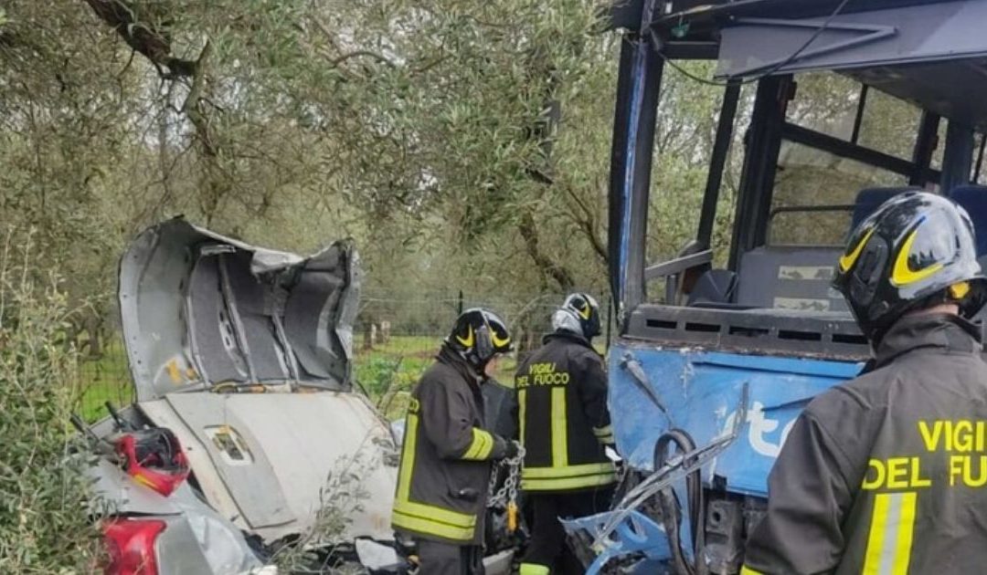 I vigili del fuoco sul luogo dell'incidente