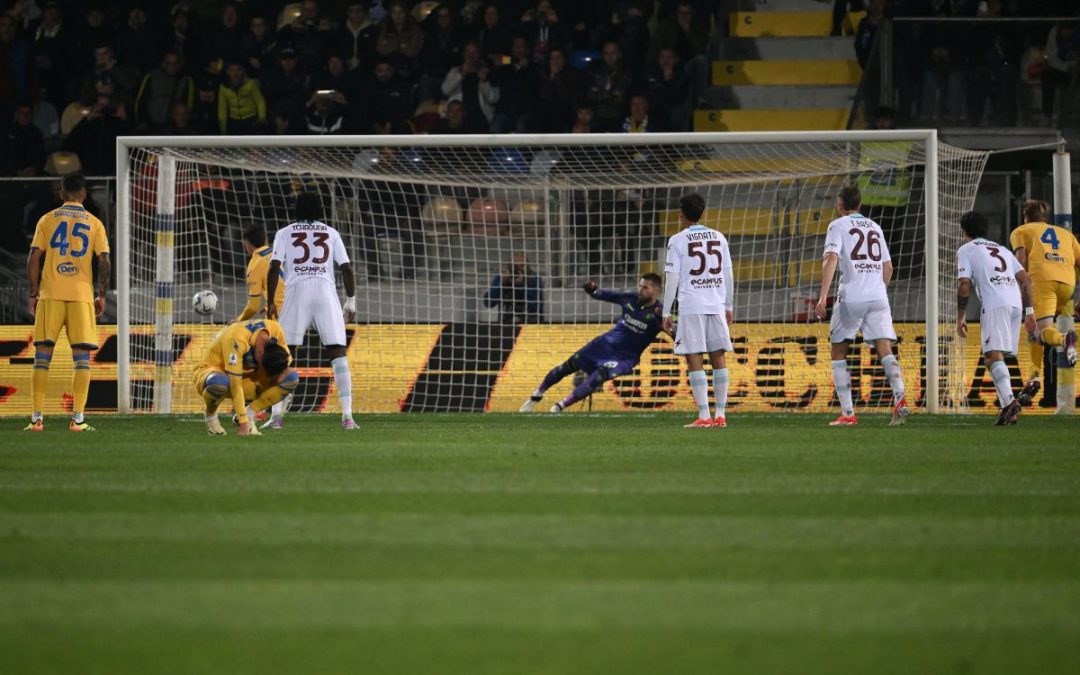 Serie A, il Frosinone torna a vincere e manda la Salernitana in B