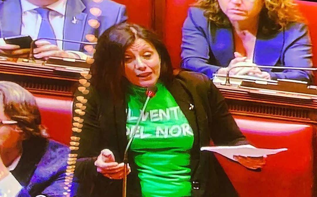 Simona Bordonali mostra la t-shirt con su scritto "Vento del Nord"