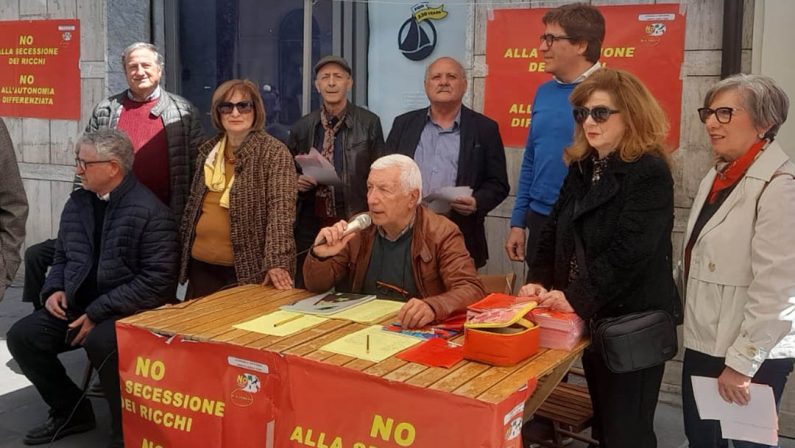 A Lamezia in fila per una firma e dire no all’Autonomia Differenziata