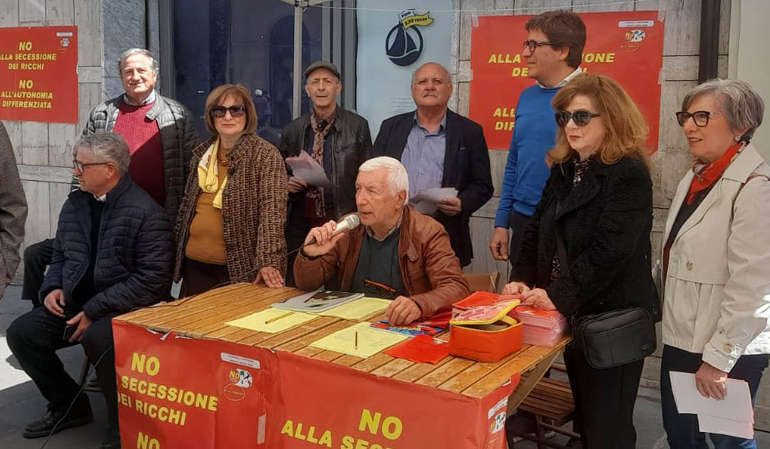 A Lamezia in fila per una firma e dire no all’Autonomia Differenziata