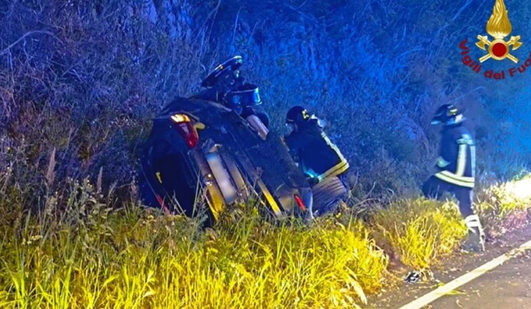 Una delle auto coinvolte nell'incidente che si è ribaltata