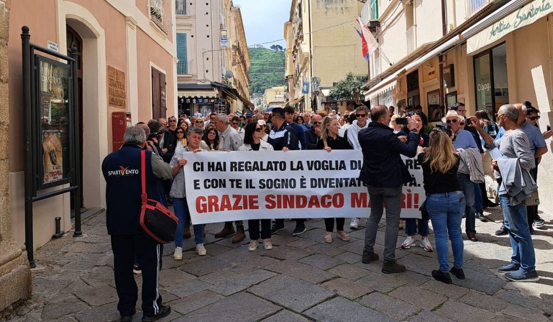 Tropea, corteo in città a sostegno dell’amministrazione comunale sciolta