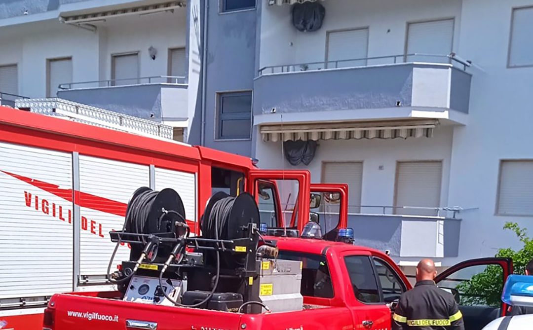 La casa dove sono intervenuti vigili del fuoco e carabinieri