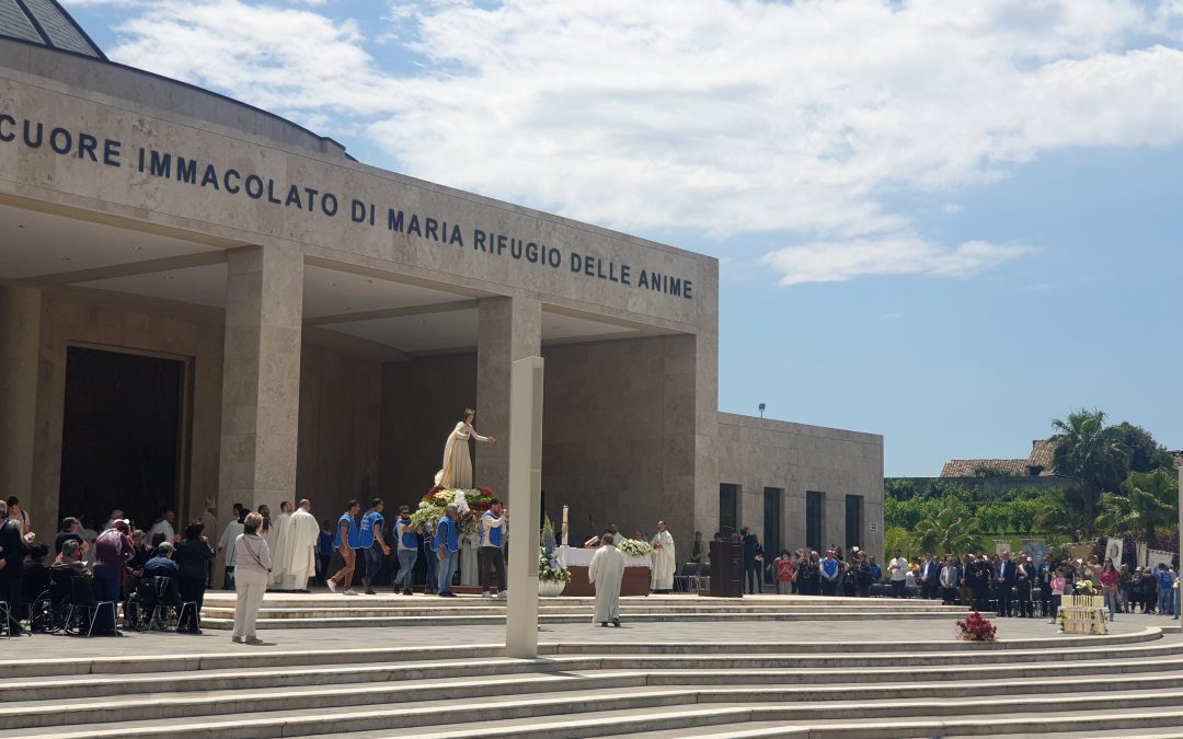 La statua del Cuore Immacolato di Maria rifugio delle anime sul sagrato della omonima chiesa