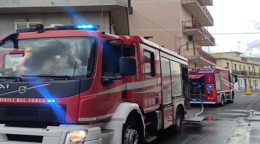 Vigili del fuoco in via Dromo a Siderno