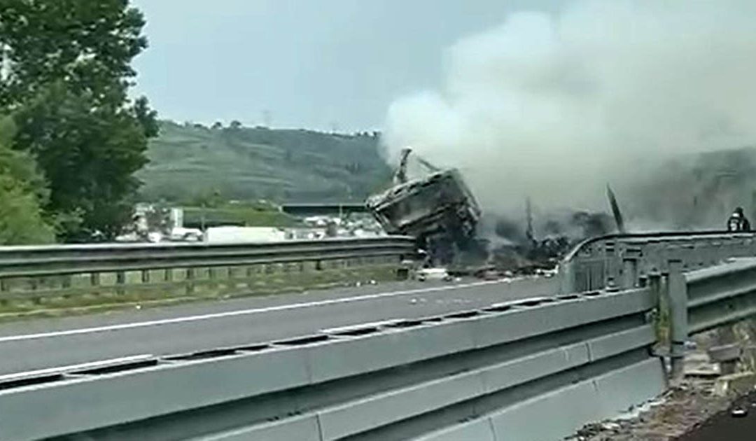 Il tir andato a fuoco sull'A2