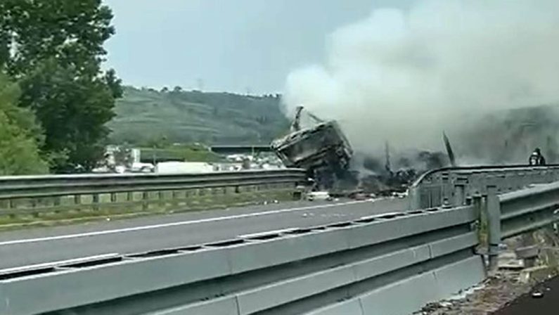 Incidente sull'A2 nel Vibonese, in fiamme un'auto e un tir