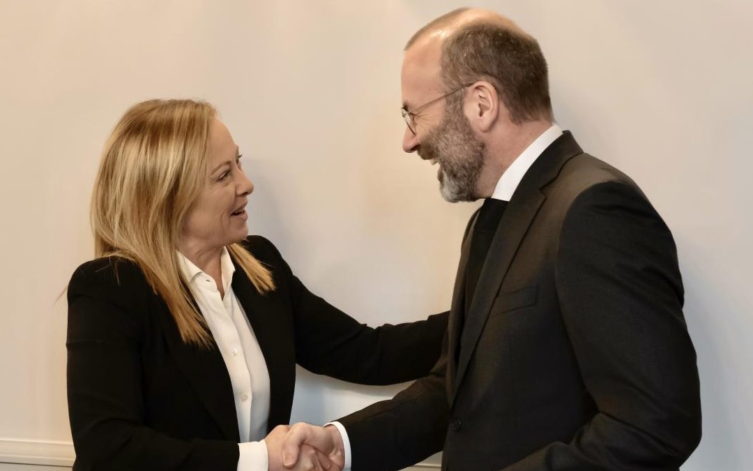 Manfred Weber, presidente del Partito popolare europeo, stringe la mano a Giorgia Meloni