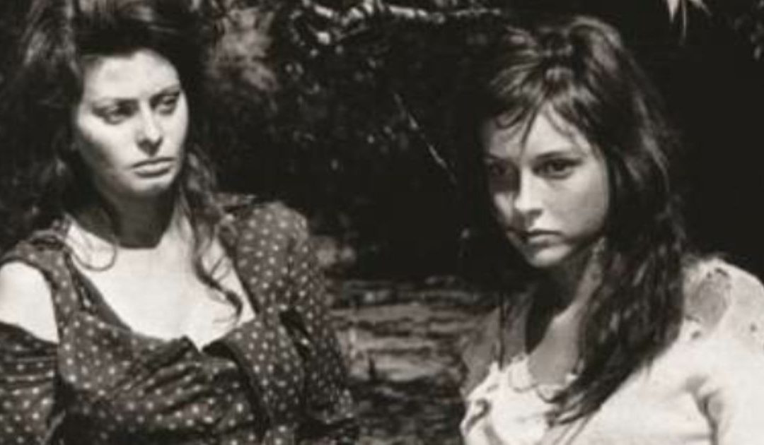 Le attrici Sofia Loren ed Eleonora Brown nel film “La Ciociara”. La scena è quella successiva allo stupro dei goumiers