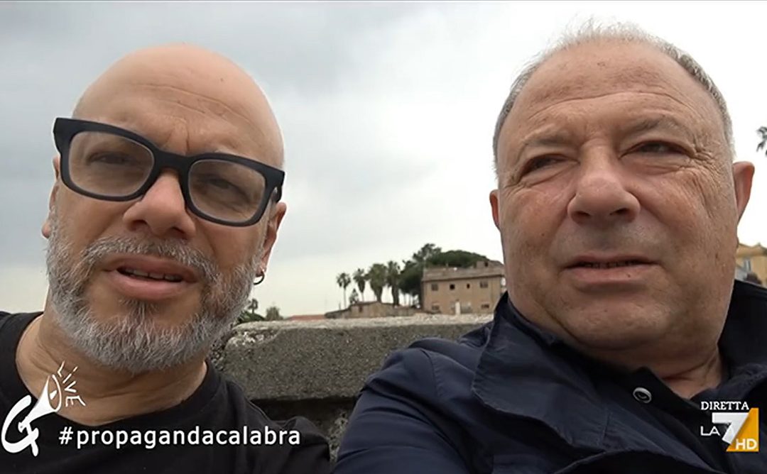 Il giornalista del Quotidiano del Sud Michele Albanese (a destra) intervistato da Diego Bianchi