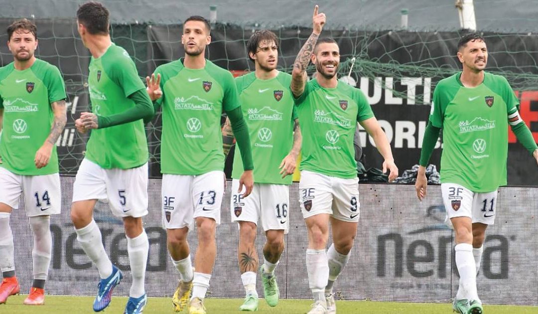 L’esultanza di Gennaro Tutino dopo il gol (foto Andrea Rosito)