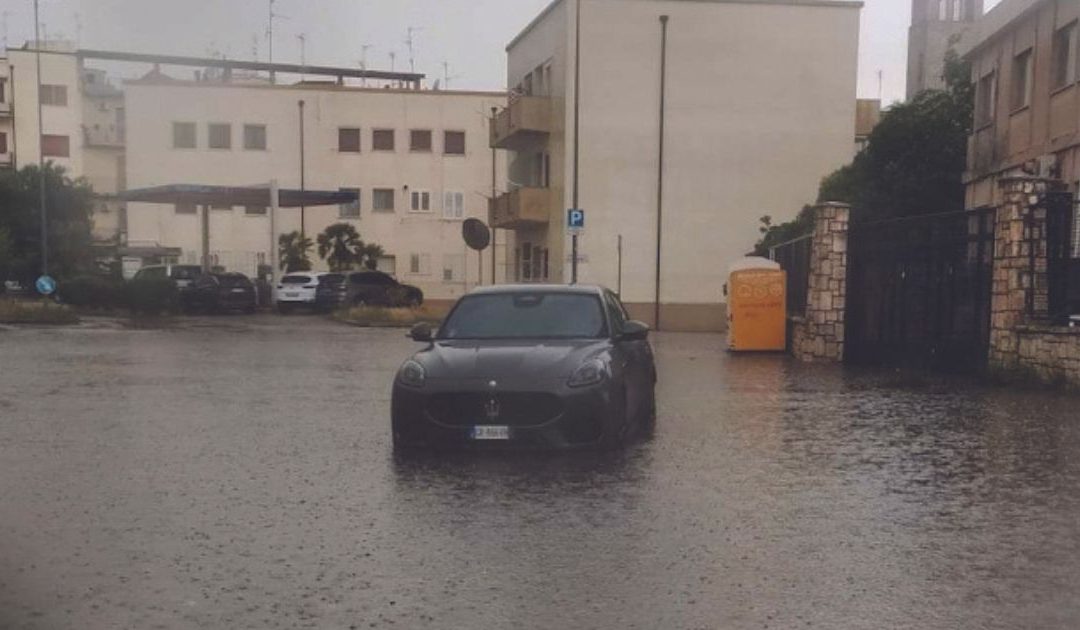 Matera: temporale in città, Sassi allagati e auto intrappolata