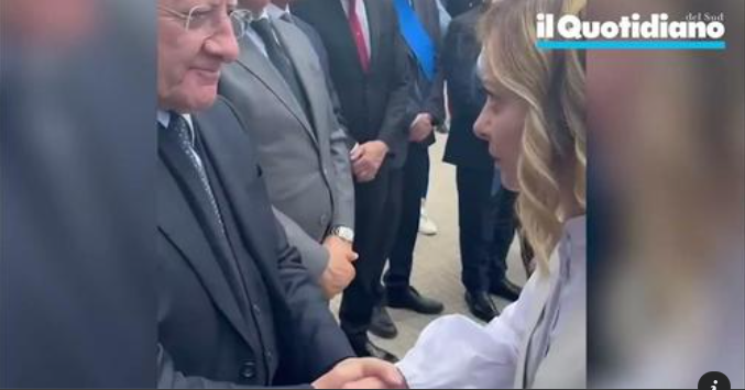 VIDEO – Giorgia incontra De Luca e si presenta così: «La stronza della Meloni»