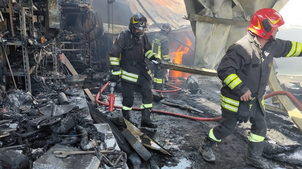 Capannone a Petilia Policastro distrutto da un incendio