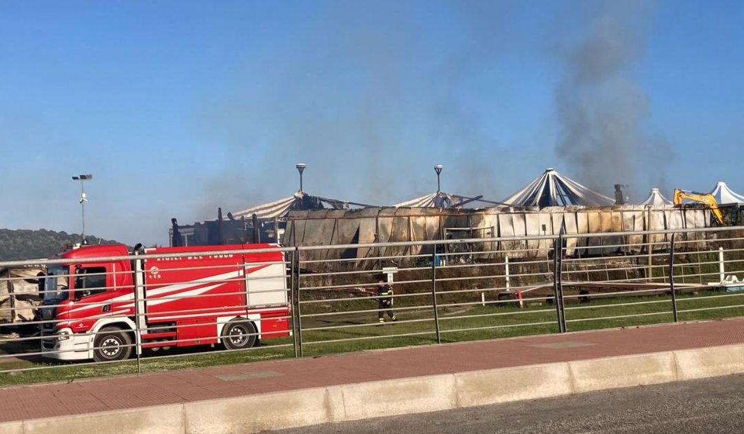 Diamante, in fiamme il lido Delle Sirene, l’incendio è doloso