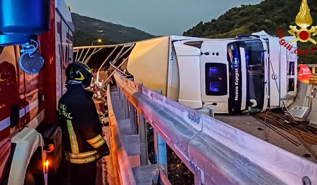 Perde il controllo del camion e si ribalta allo vincolo Altilia Grimaldi