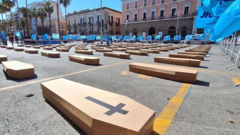 Bari, 96 bare in piazza per ricordare le morti sul lavoro in Puglia