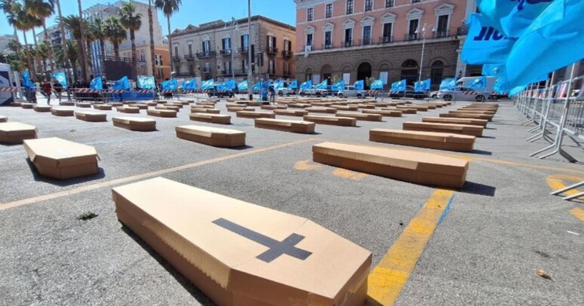 Bari, 96 bare in piazza per ricordare le morti sul lavoro in Puglia