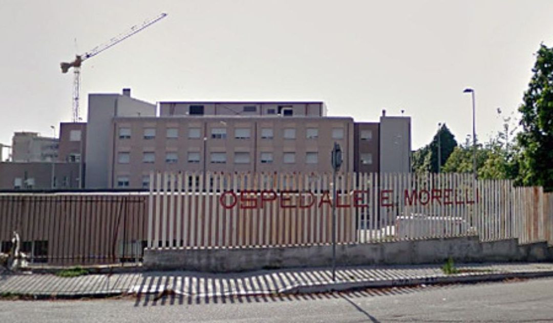 L'ospedale Morelli davanti al quale è stato abbandonato il cadavere del rapinatore