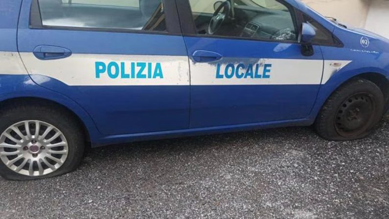 Pneumatici tagliati ai mezzi della polizia a Praia a mare