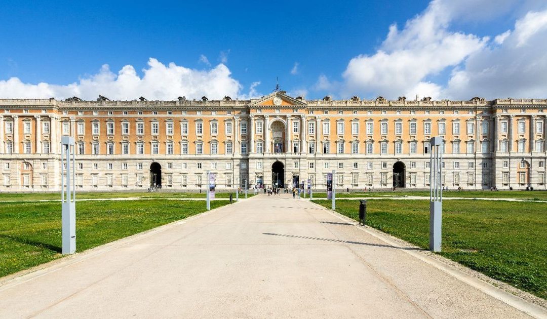 Vandali imbrattano i muri della Reggia di Caserta