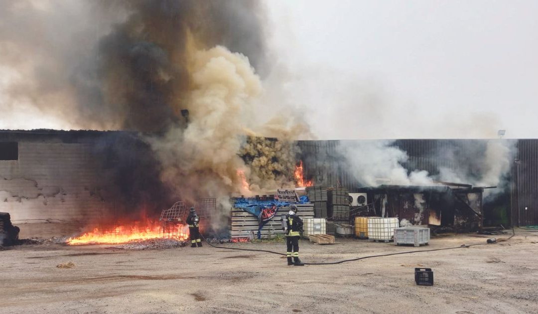 VIDEO – Rosarno, incendio al capannone di un’azienda agricola